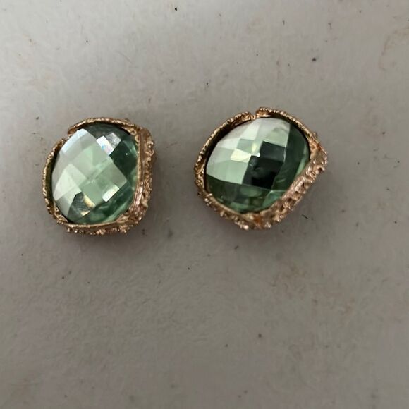 STUDDED GREEN EARRINGS‎ - Picture 1 of 3